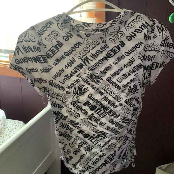 I’m selling a kid medium top with scrunches at the sides - Picture 2 of 2